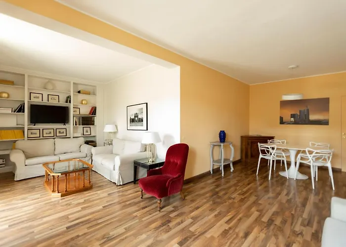 Montenapoleone - Sant Andrea Charme Penthouse 아파트